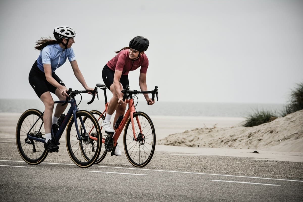 Ciclistas de carretera en grupo